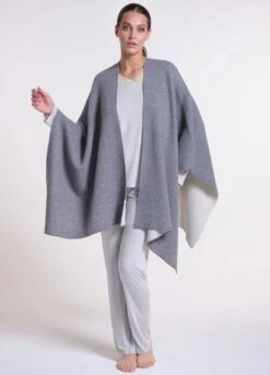 Feinstrick Wolle-Kaschmir PONCHO Von Verdiani Loungewear 7 Feinstrick Wolle-Kaschmir PONCHO Von Verdiani Loungewear -MAISON LEJABY Verkaufsgeschäft poncho doubleface wolle kaschmir grau ecru 8810 loungewear verdiani 1