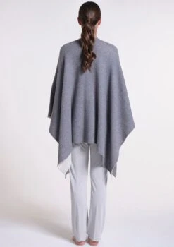 Feinstrick Wolle-Kaschmir PONCHO Von Verdiani Loungewear 9 Feinstrick Wolle-Kaschmir PONCHO Von Verdiani Loungewear -MAISON LEJABY Verkaufsgeschäft poncho doubleface wolle kaschmir grau ecru 8810 loungewear verdiani 2
