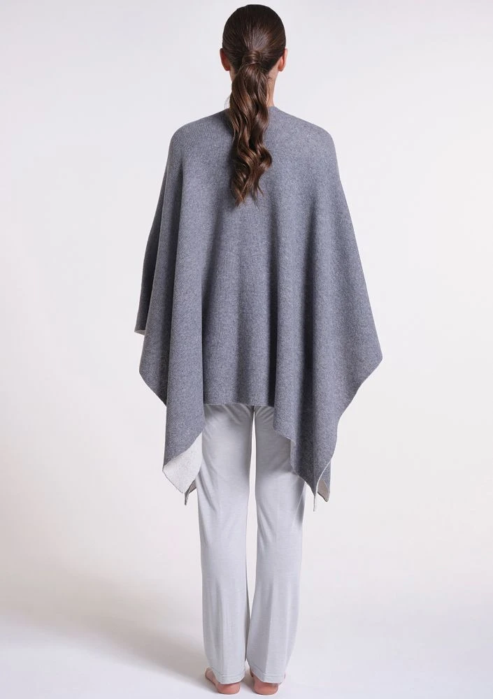 Feinstrick Wolle-Kaschmir PONCHO Von Verdiani Loungewear 6 Feinstrick Wolle-Kaschmir PONCHO Von Verdiani Loungewear - Image 4