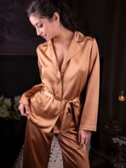 Seidenpyjama SOIE UNIE Von Marjolaine -MAISON LEJABY Verkaufsgeschäft pyjama damen seide soie unie soi5533 caramell goldbeige marjolaine 2 4 7 1