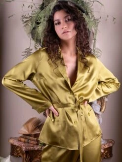 Seidenpyjama SOIE UNIE Von Marjolaine -MAISON LEJABY Verkaufsgeschäft pyjama damen seide soie unie soi5533 linde goldgruen marjolaine 3 5 7 1