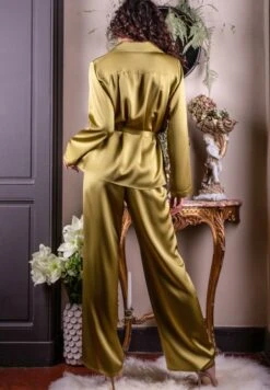 Seidenpyjama SOIE UNIE Von Marjolaine -MAISON LEJABY Verkaufsgeschäft pyjama damen seide soie unie soi5533 linde goldgruen marjolaine 5 7 1