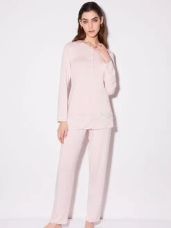 Modal Pyjama Mit Knopfleiste Von Chiara Fiorini 7 Modal Pyjama Mit Knopfleiste Von Chiara Fiorini -MAISON LEJABY Verkaufsgeschäft pyjama modal rosa cf1374 chiara fiorini 9 1 1