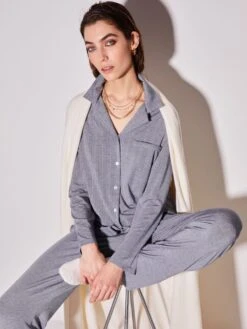 Modal Pyjama NADELSTREIFEN In Jeansblau Von Chiara Fiorini 7 Modal Pyjama NADELSTREIFEN In Jeansblau Von Chiara Fiorini -MAISON LEJABY Verkaufsgeschäft pyjama nadelstreif modal denim cf1349 chiara fiorini