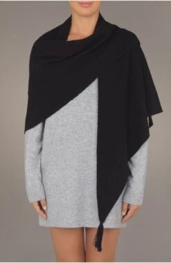 Wolle Kaschmir Stola YUNA 96 Von Pain De Sucre Suggest 11 Wolle Kaschmir Stola YUNA 96 Von Pain De Sucre Suggest -MAISON LEJABY Verkaufsgeschäft schal yuna schwarz suggest by pain de sucre