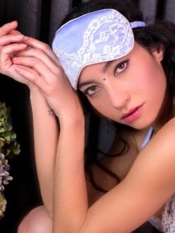 100% Seide Schlafmaske MARJOLIE No. 7 Von Marjolaine 17 100% Seide Schlafmaske MARJOLIE No. 7 Von Marjolaine -MAISON LEJABY Verkaufsgeschäft schlafbrille seide lavendel marjolie 3mar0701 marjolaine 2 1