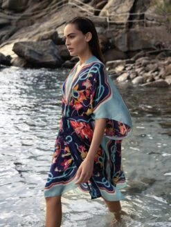 100% Seide Kimono MEDITERRANEAN GARDENS Blau-bunt Von Luna Di Seta 7 100% Seide Kimono MEDITERRANEAN GARDENS Blau-bunt Von Luna Di Seta -MAISON LEJABY Verkaufsgeschäft seide kimono mediterranean gardens vlst60639 blau bunt luna di seta