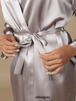100% Seide Morgenmantel SOIE LASER Von Marjolaine -MAISON LEJABY Verkaufsgeschäft seide morgenmantel laser laurian silber soie unie marjolaine 2 1 1 1