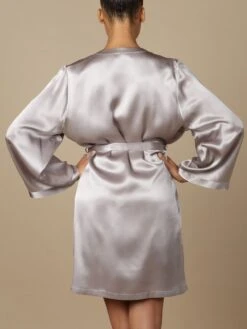 100% Seide Morgenmantel SOIE LASER Von Marjolaine -MAISON LEJABY Verkaufsgeschäft seide morgenmantel laser silber soie unie marjolaine 2 8 1