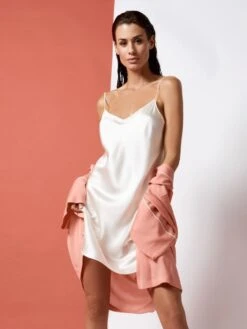 100% Seide Nachthemd CAROLINE Von Vivis 25 100% Seide Nachthemd CAROLINE Von Vivis -MAISON LEJABY Verkaufsgeschäft seide nachthemd caroline weiss vivis 1