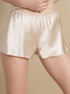 100% Seide SHORTS Soie Unie Satin Marjolaine 14 100% Seide SHORTS Soie Unie Satin Marjolaine -MAISON LEJABY Verkaufsgeschäft seide shorts sand soie unie marjolaine 1