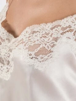 100% Seide Top CRÉPUSCULE SATINÉ Naturweiß Von Aubade 12 100% Seide Top CRÉPUSCULE SATINÉ Naturweiß Von Aubade -MAISON LEJABY Verkaufsgeschäft seide top crepuscule satinee vi38 nacre aubade 2