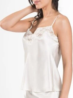 100% Seide Top CRÉPUSCULE SATINÉ Naturweiß Von Aubade 11 100% Seide Top CRÉPUSCULE SATINÉ Naturweiß Von Aubade -MAISON LEJABY Verkaufsgeschäft seide top crepuscule satinee vi38 nacre aubade