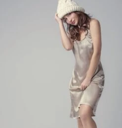 Stretchseide Trägernachthemd PROFUMO D'ORO Von Gattina 13 Stretchseide Trägernachthemd PROFUMO D'ORO Von Gattina -MAISON LEJABY Verkaufsgeschäft seide traegernachthemd 381412 gold gattina 1