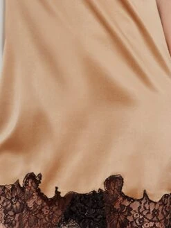 Seidentop SETA No. 12 Mit Spitze Von Chiara Fiorini 11 Seidentop SETA No. 12 Mit Spitze Von Chiara Fiorini -MAISON LEJABY Verkaufsgeschäft seide zimt schwarz chiara fiorini 2 2