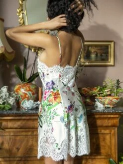 Stretchseide Neglige OMERINE Blumenmuster Von Marjolaine 9 Stretchseide Neglige OMERINE Blumenmuster Von Marjolaine -MAISON LEJABY Verkaufsgeschäft seidenneglige omerine ome0102 weiss bunt marjolaine 3