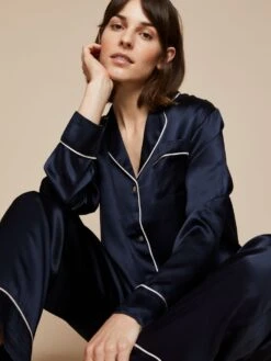 100% Seide Schlafanzug Elisabetha FULLMOON SKY Dunkelblau Von Radice 9 100% Seide Schlafanzug Elisabetha FULLMOON SKY Dunkelblau Von Radice -MAISON LEJABY Verkaufsgeschäft seidenpyjama elisabetha fullmoon sky dunkelblau radice