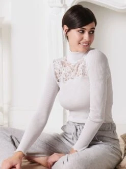 Merinowolle-Seide TURTLENECK SHIRT Silber Leavers Spitze Von Oscalito 13 Merinowolle-Seide TURTLENECK SHIRT Silber Leavers Spitze Von Oscalito -MAISON LEJABY Verkaufsgeschäft shirt turtleneck langarm chantilly spitze silber 6646 oscalito 6