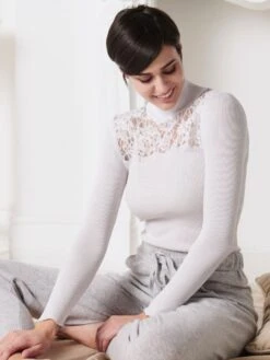 Merinowolle-Seide TURTLENECK SHIRT Silber Leavers Spitze Von Oscalito 10 Merinowolle-Seide TURTLENECK SHIRT Silber Leavers Spitze Von Oscalito -MAISON LEJABY Verkaufsgeschäft shirt turtleneck langarm chantilly spitze silber 6646 oscalito 7 1