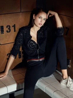 Jacke INAYA 80 Schwarz Aus Spitze Von Suggest -MAISON LEJABY Verkaufsgeschäft spitze jacke inaya hose noyan schwarz pain de sucre suggest 3 1