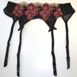 Strapsgürtel Aus Spitze NEW DIAMOND Von Millesia 5 Strapsgürtel Aus Spitze NEW DIAMOND Von Millesia -MAISON LEJABY Verkaufsgeschäft strapsguertel spitze diamant m2470 fuchsia millesia 1