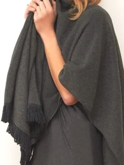 Cape / Stola KUSCHEL VISCOSE Dunkelgrau Von Chiara Fiorini -MAISON LEJABY Verkaufsgeschäft viscose fleece cape cf1915 grau chiara fiorini 2 1